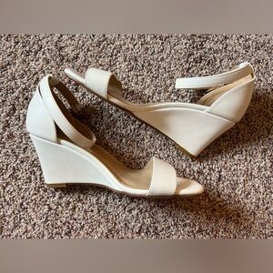 Women’s size 8, Classic wedge heeled sandal, White